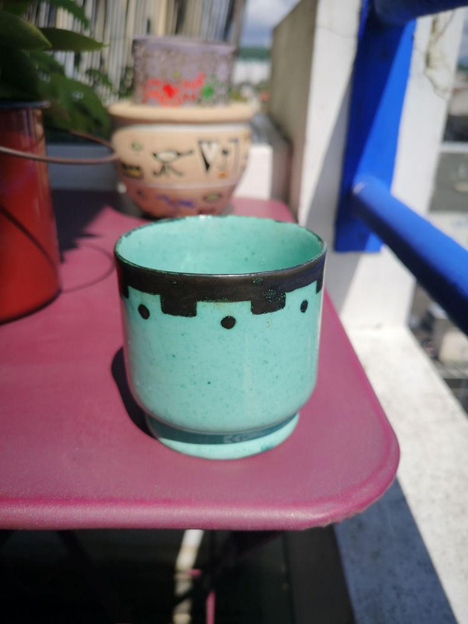 Cache pot émaillé céladon et noir - années 1960