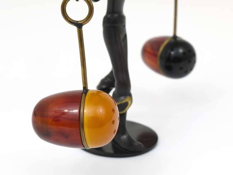 Figurine asiatique en laiton Ensemble de salière et poivrière avec support par Rohac, Autriche, années 1950