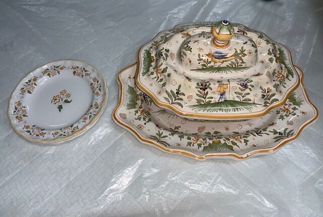 Trench tureen and its 2 plates