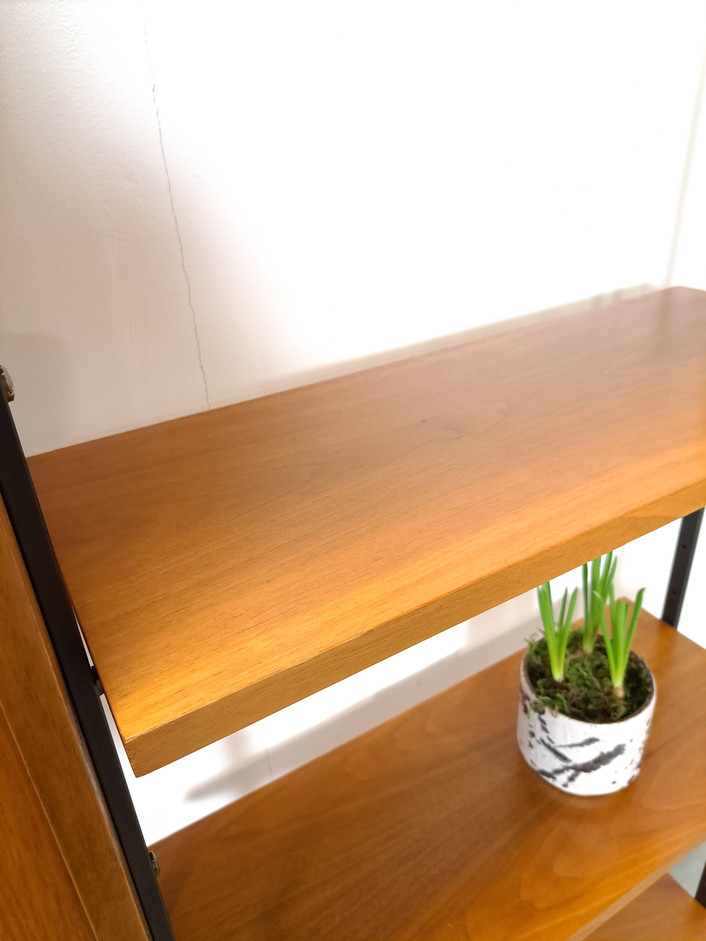 Modulair Omnia wandsysteem, Hilker, teak en zwart staal met legplanken