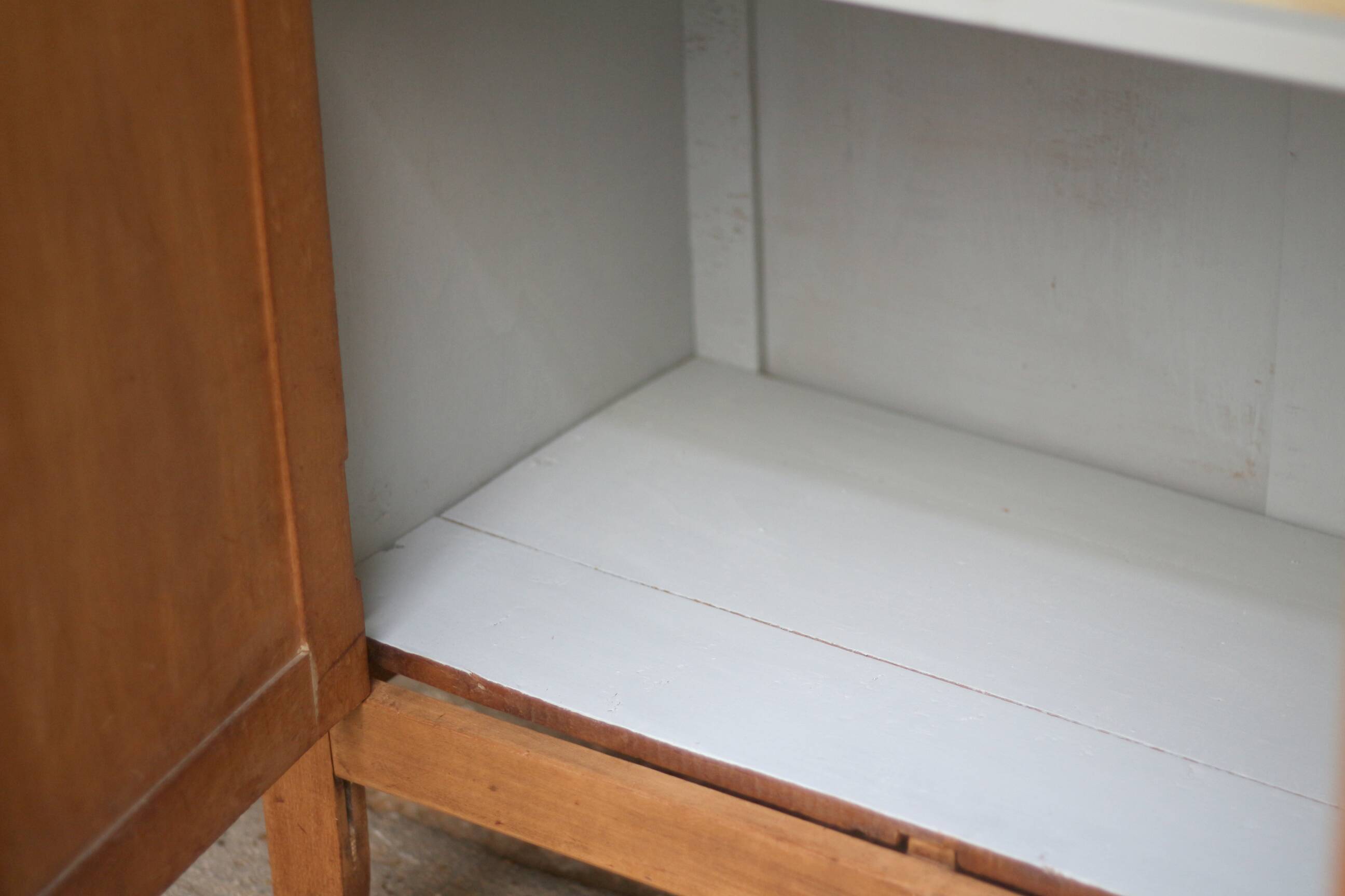 Authentique armoire parisienne des années 40. Remise au propre