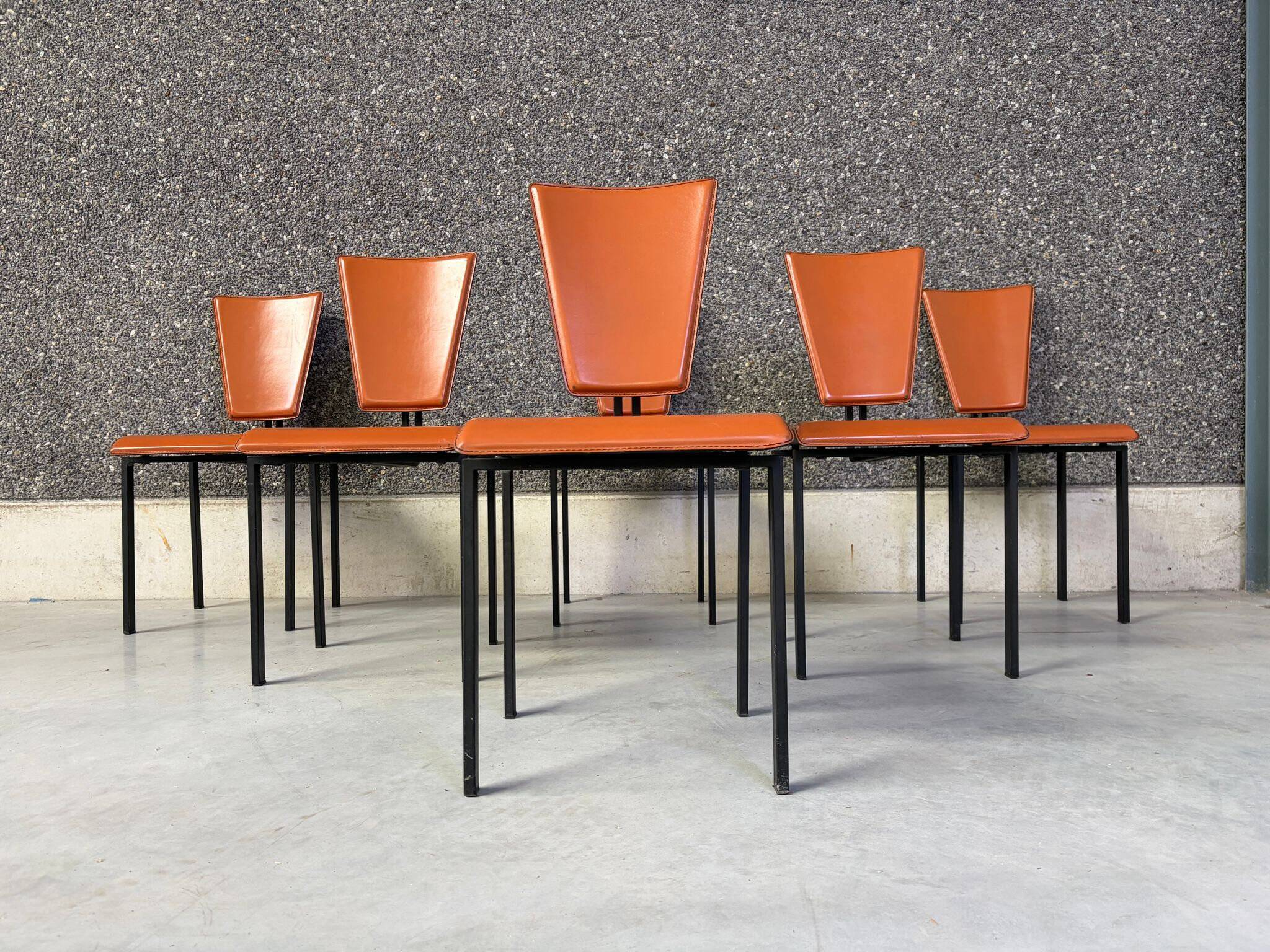 Ensemble de 6 chaises de salle à manger en cuir post-moderne, années 1970.