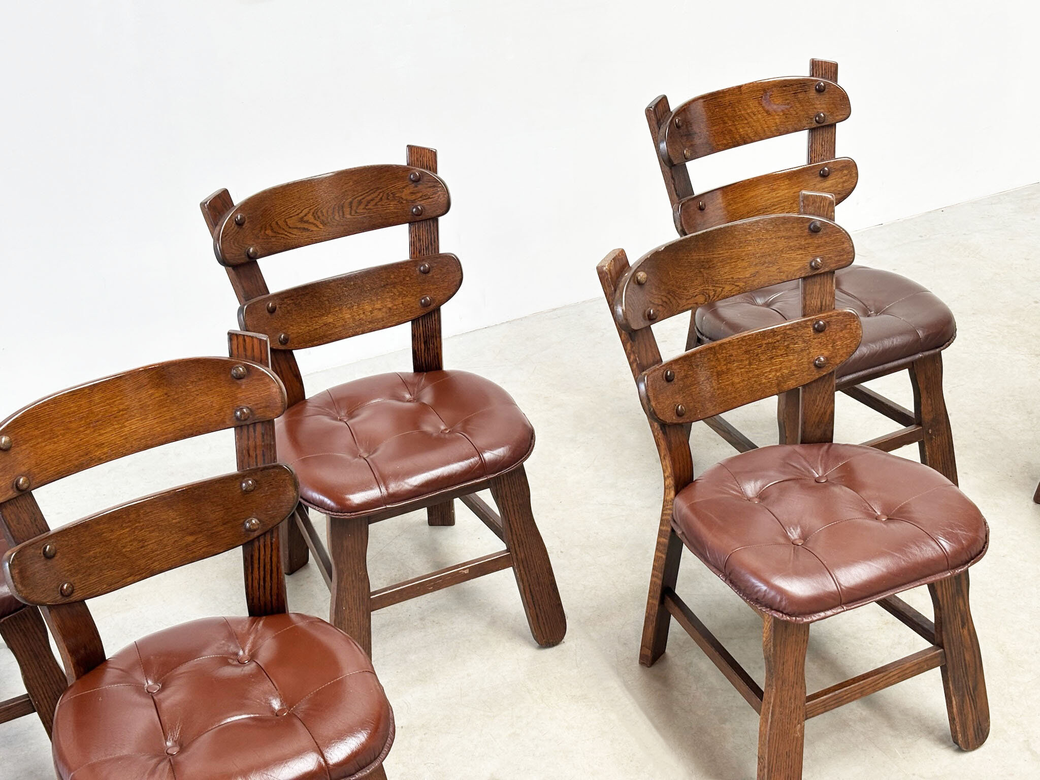 Ensemble de six chaises de salle à manger brutalistes françaises
