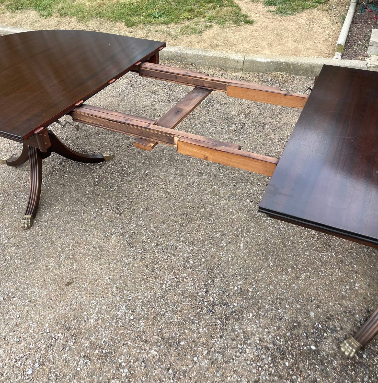 Table with two extensions and 6 mahogany chairs from the 19th century.