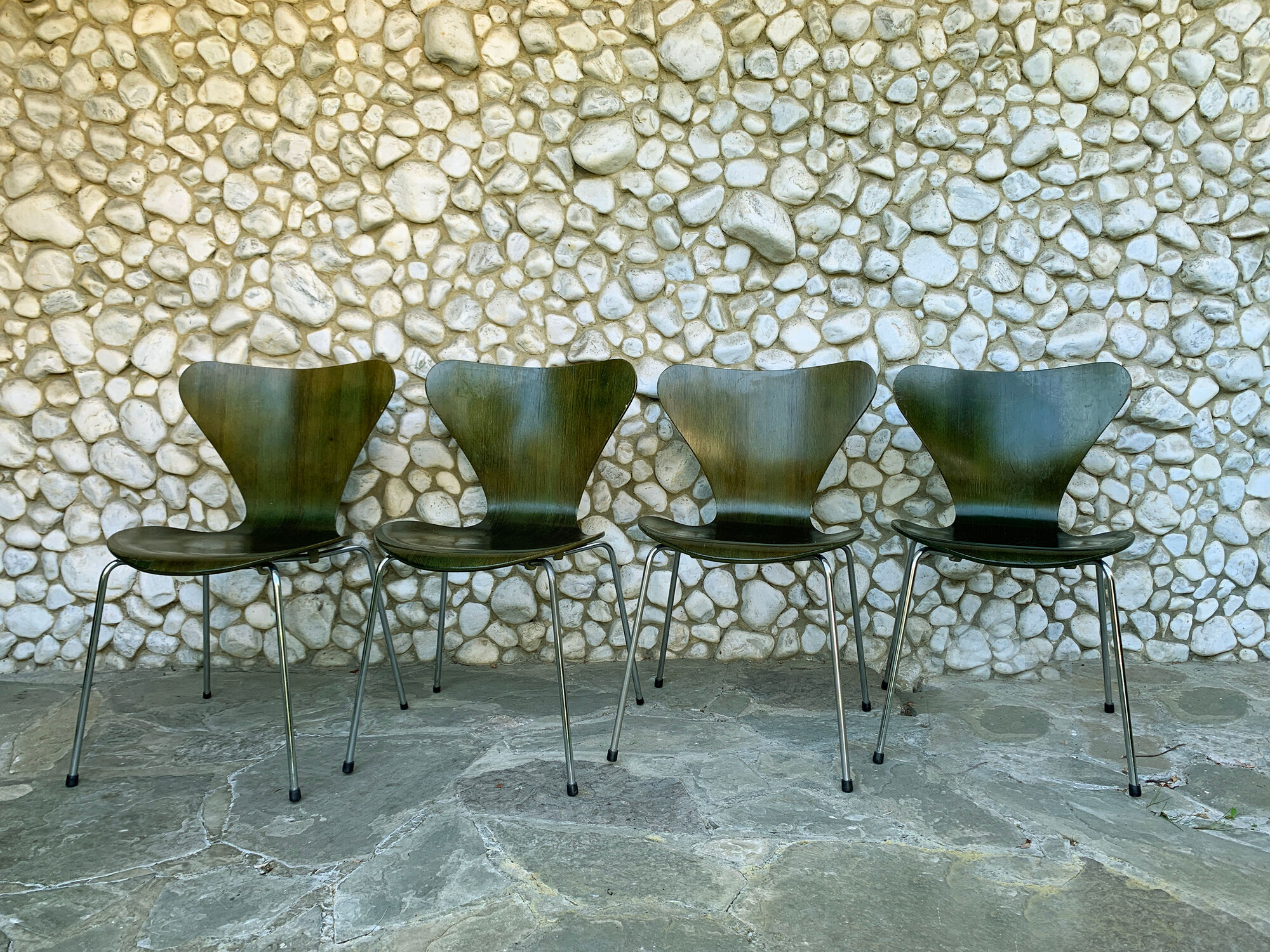 Suite of 4 chairs 3107 olive color, series 7 Arne Jacobsen for Fritz Hansen 1978