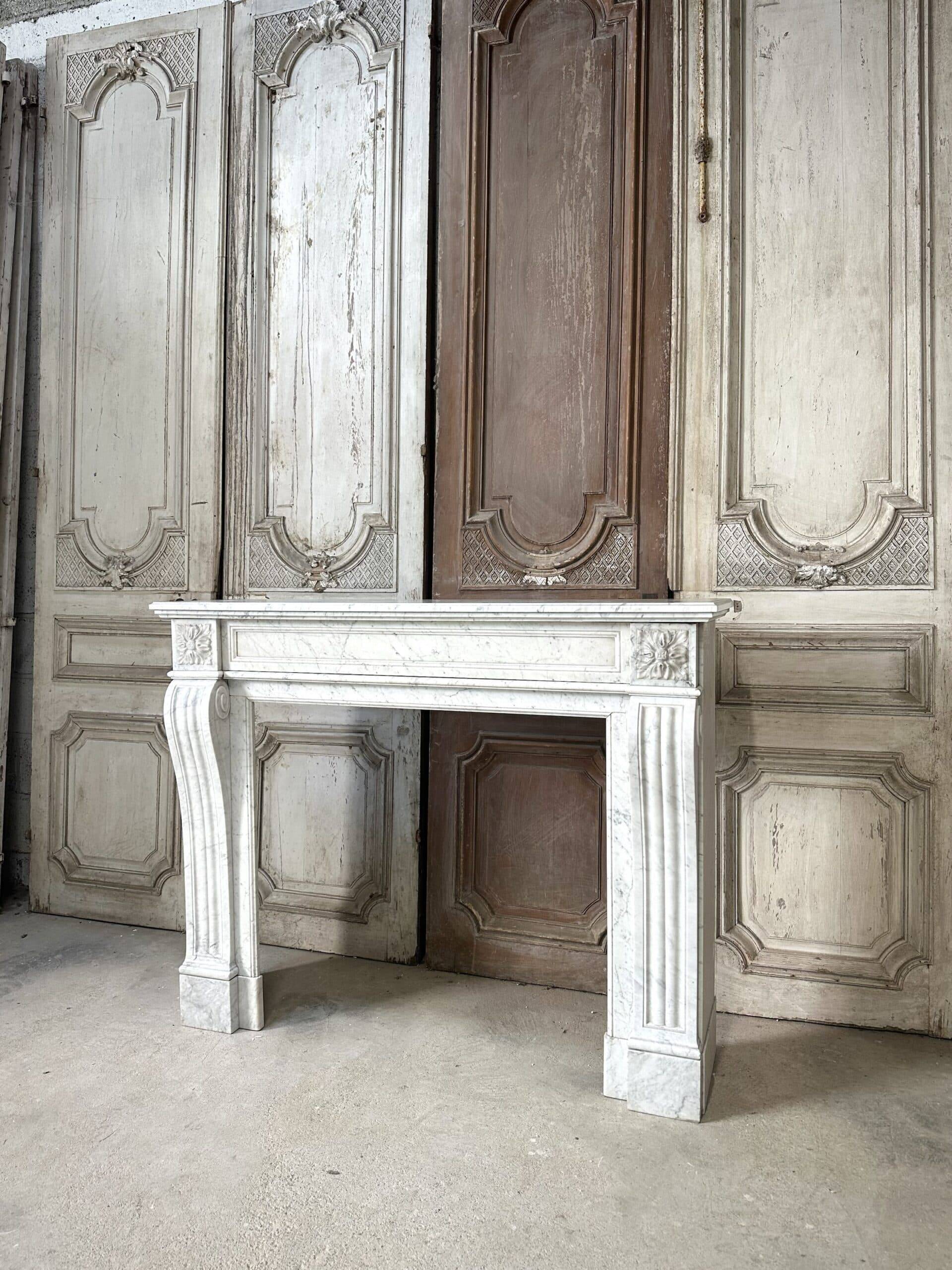 Cheminée en marbre blanc de carrare style Louis XVI vers 1890