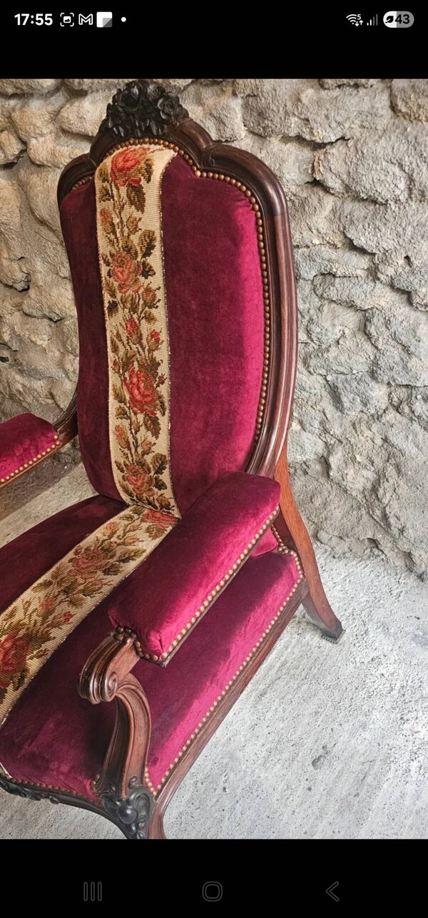 Fauteuil Louis-Philippe en acajou et velours bordeaux, décor floral