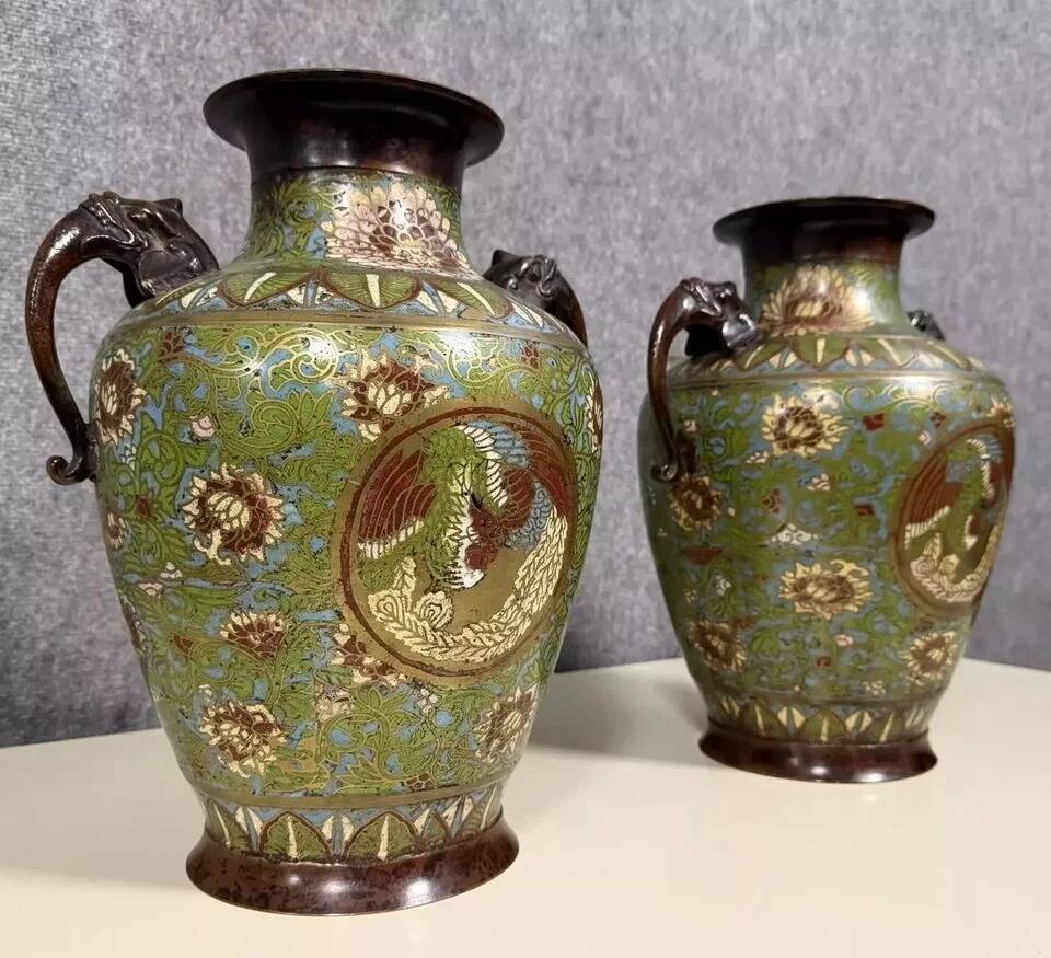 China 19th century: Very important pair of bronze vases decorated with Cloiso enamels