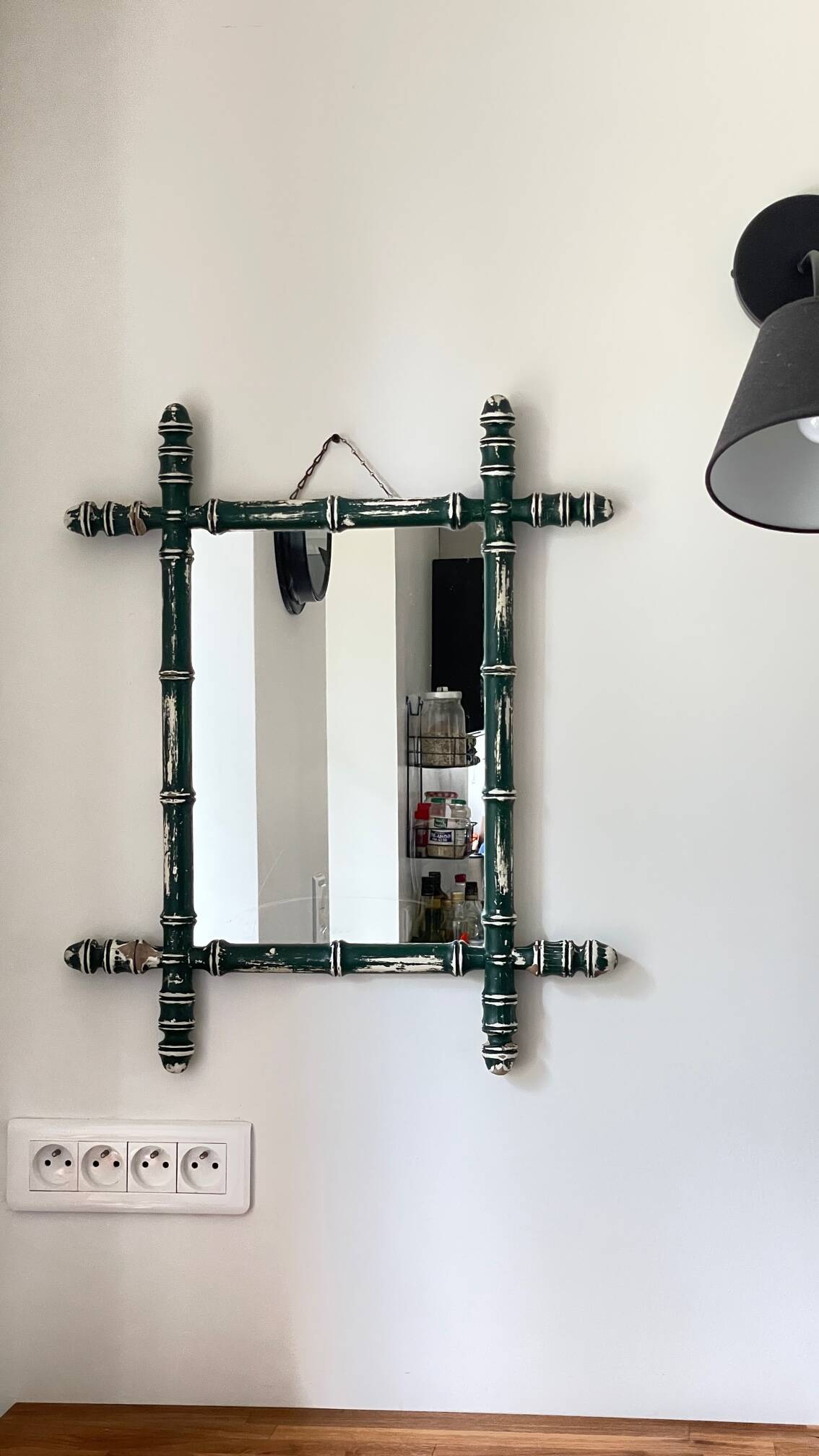 Miroir ancien en bois formant bambou
