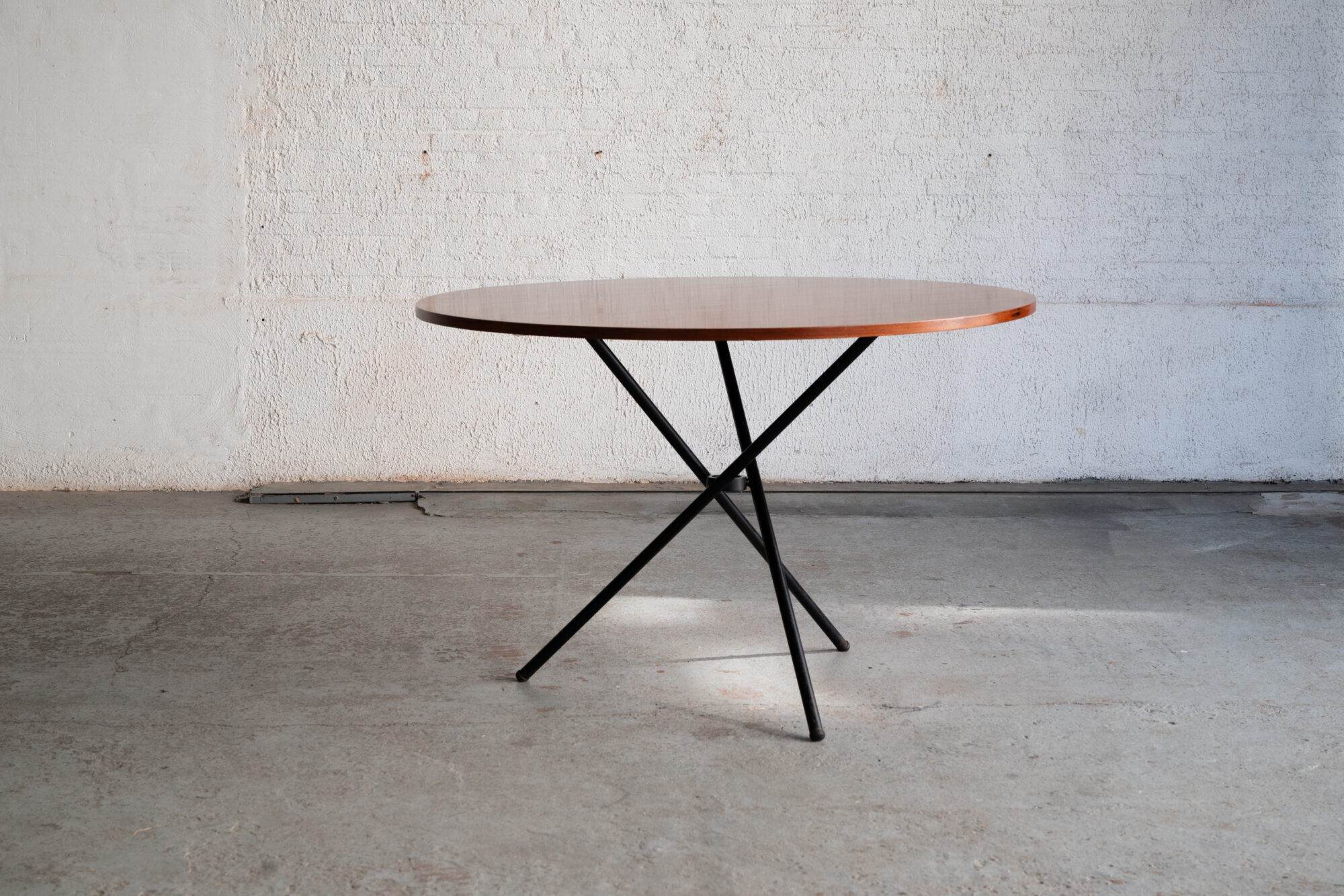Table ronde élévatrice par Jürg Bally