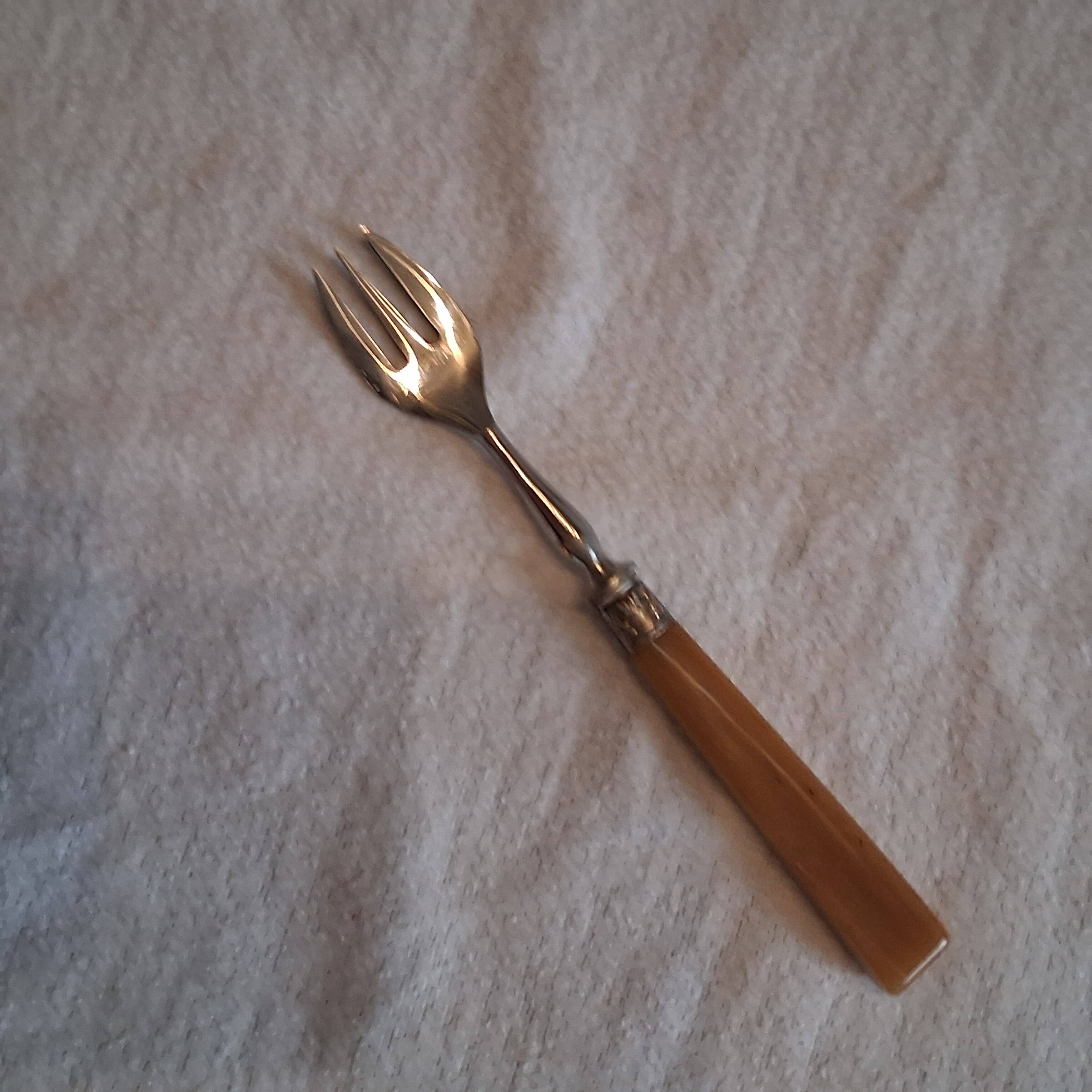 Box of 12 dessert forks in very good condition.