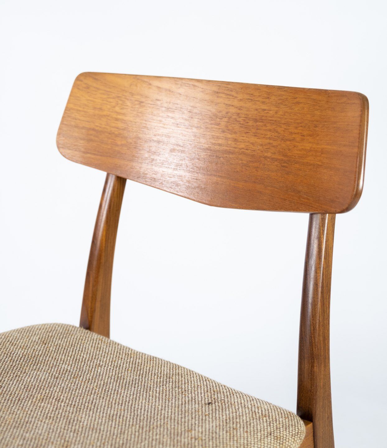 Dining room chair in teak and light fabric of danish design from the 1960s.