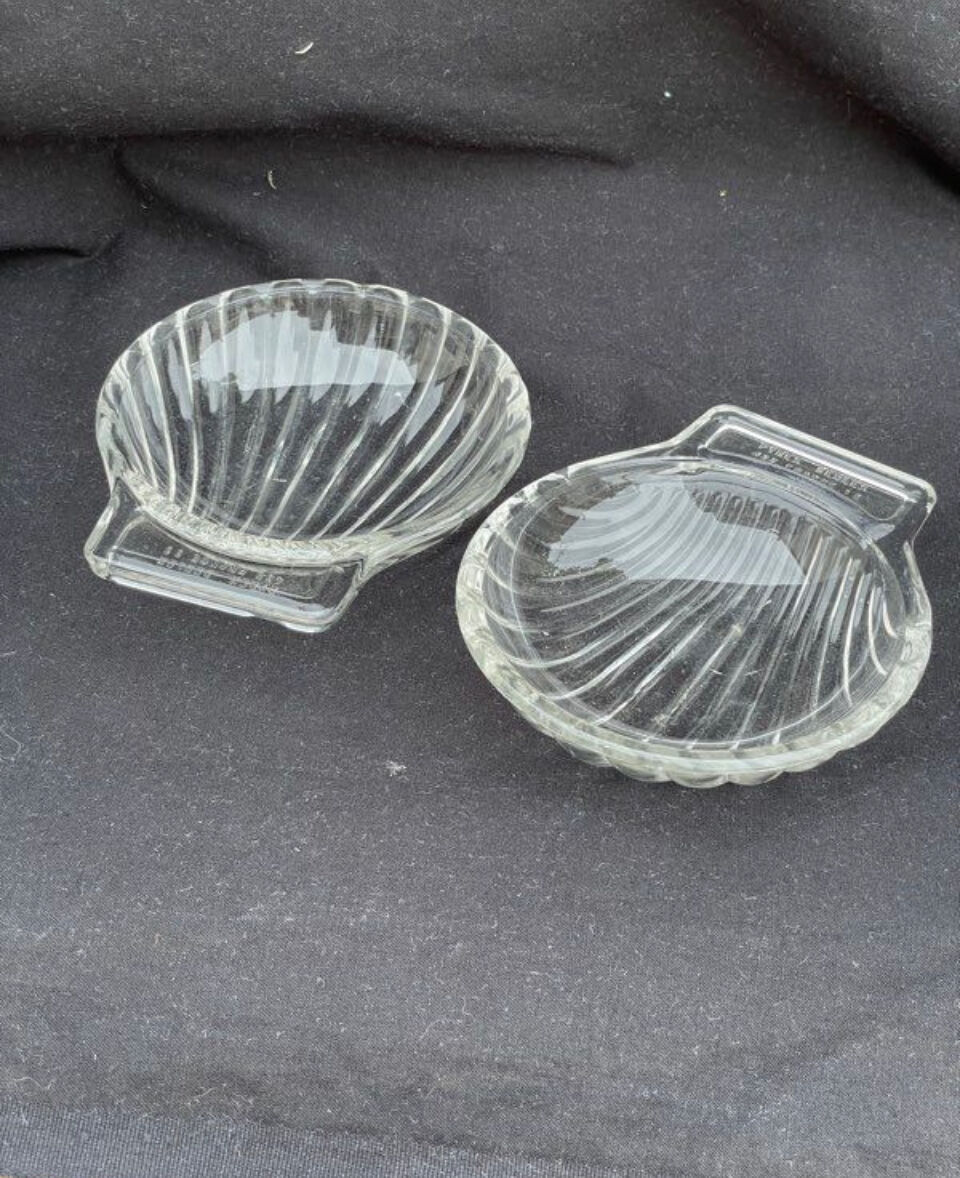 Deux. Coquilles Saint-Jacques, pyrex vintage.
