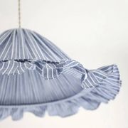 Suspension Emilia, abat-jour plissé à volants, rayures bleus