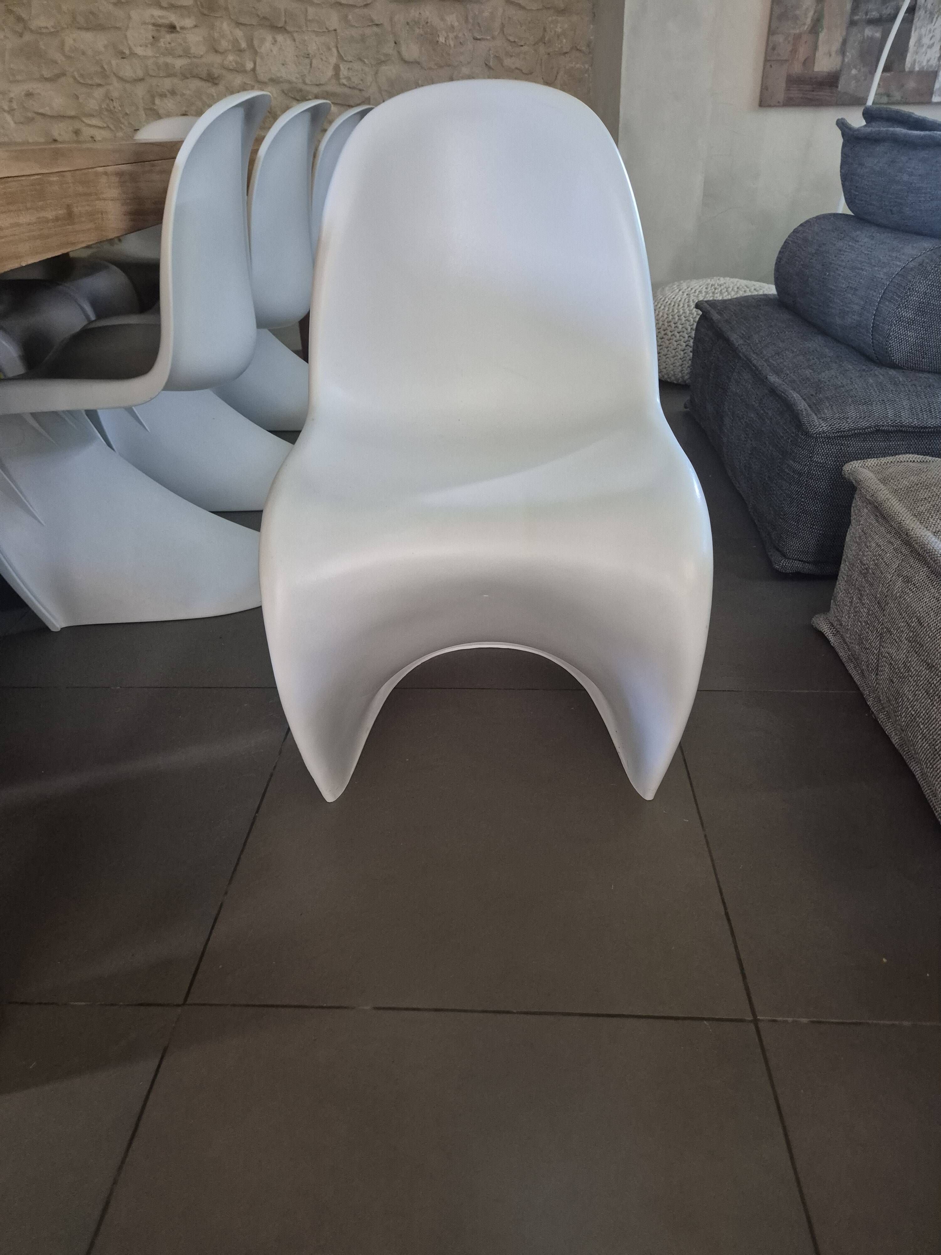 10 white chairs in the style of Verner Panton