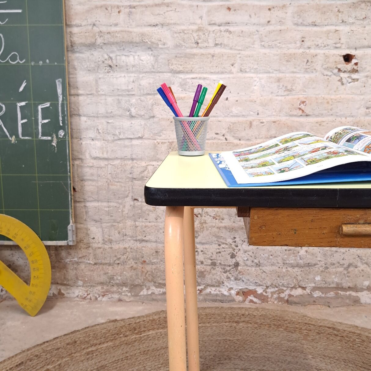 Bureau d'ecolier en formica