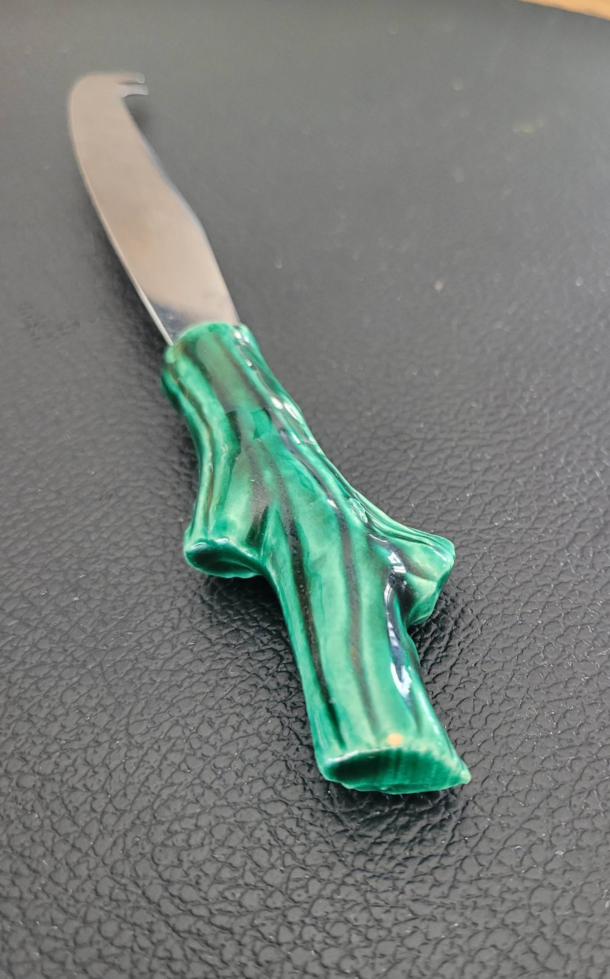 Cheese knife in barbotine