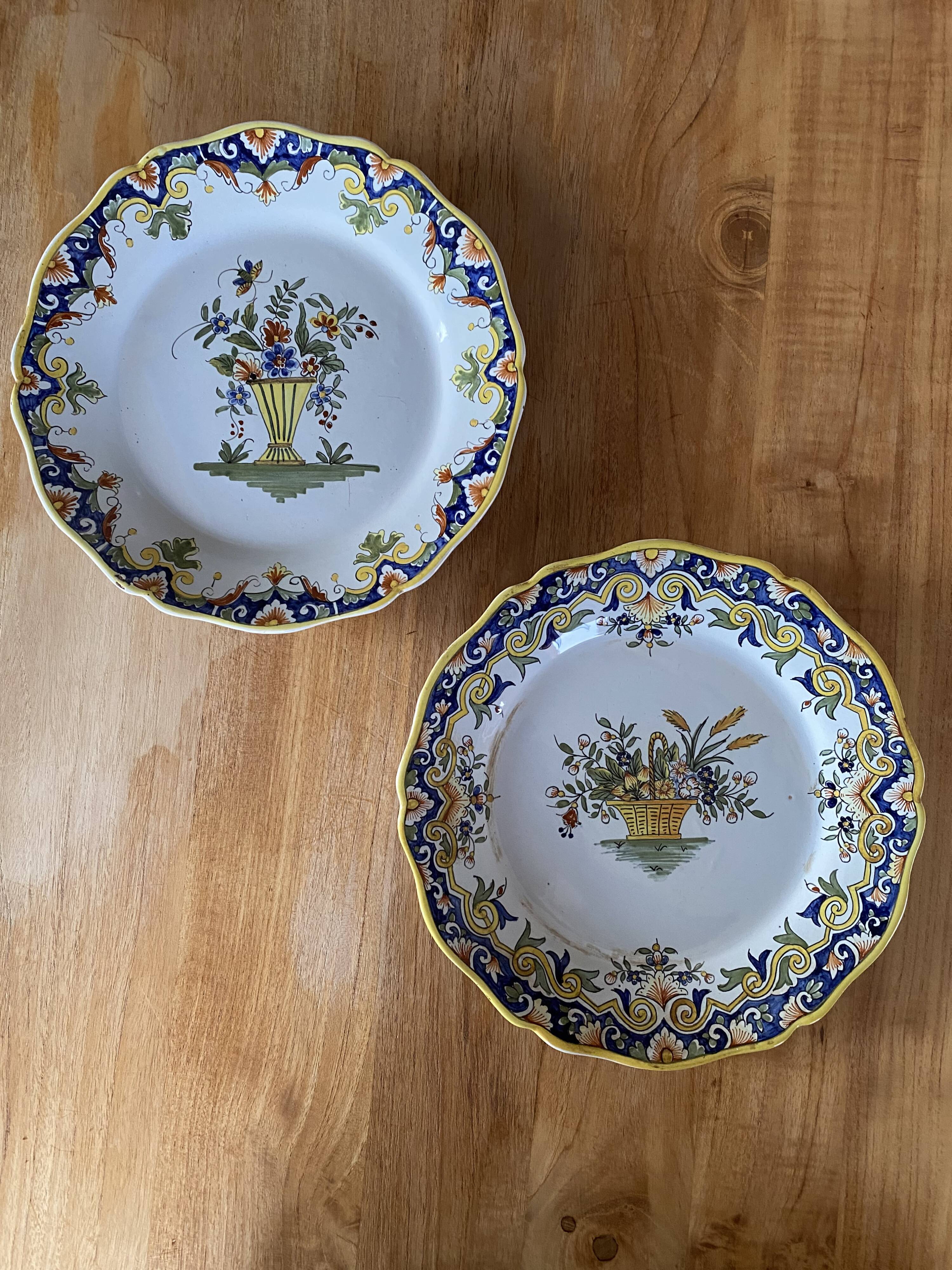 Lot de 2 assiettes décoratives en faïence de Desvres