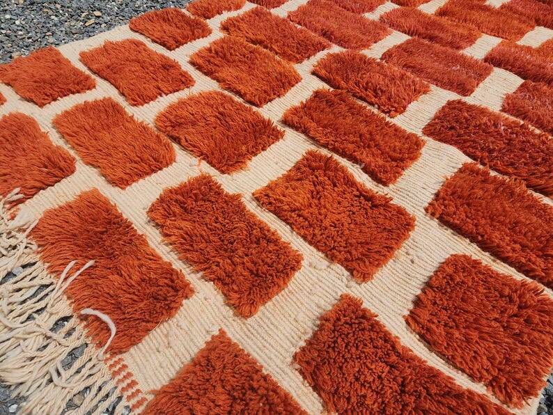 Large Moroccan Berber rug in orange and ecru wool, 400 x 300 cm.