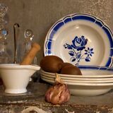 Cinq assiettes "grand-mère" anciennes à fleurs bleues