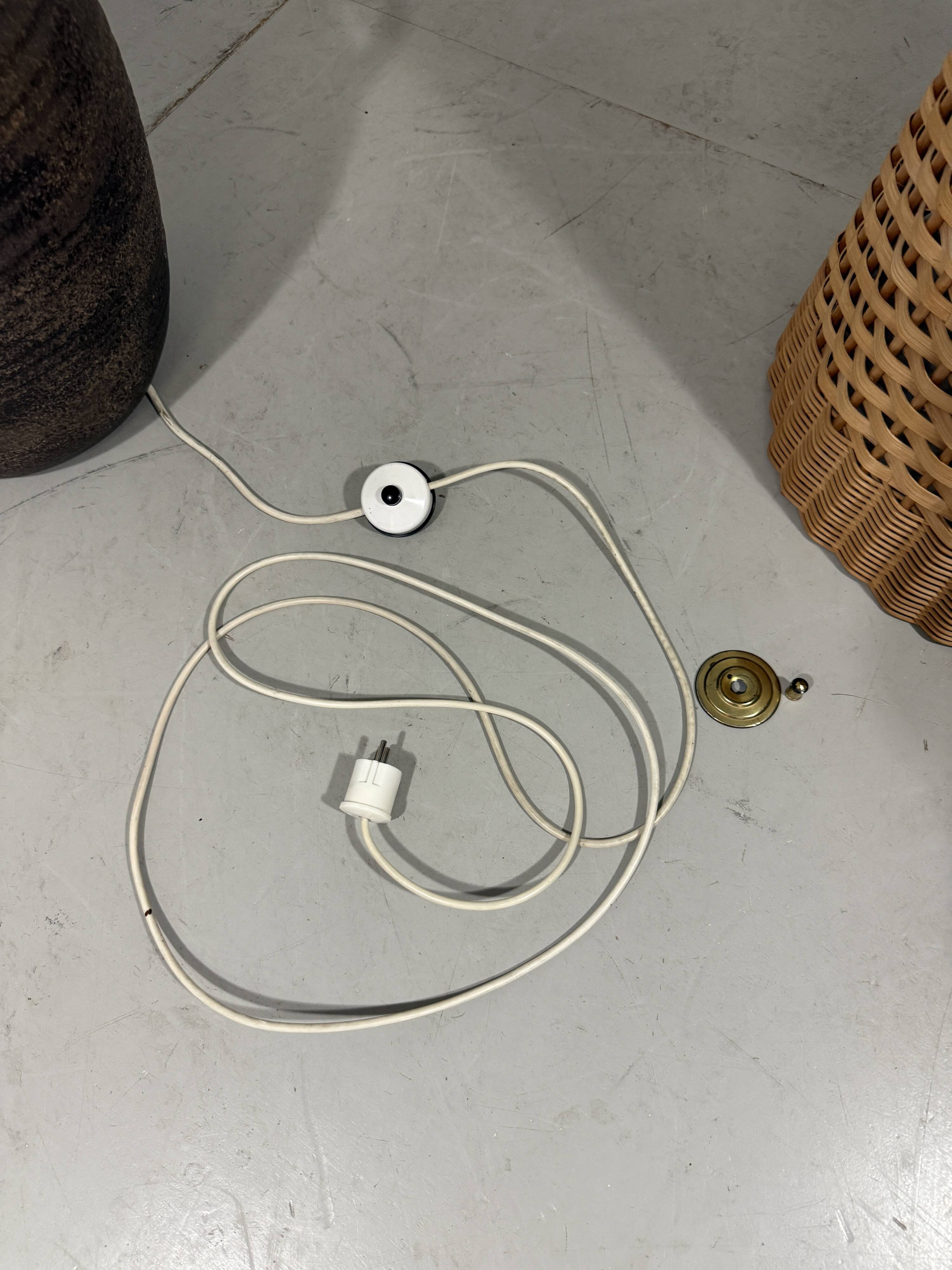 Grand lampadaire amphore en poterie avec abat-jour en rotin des années 1960