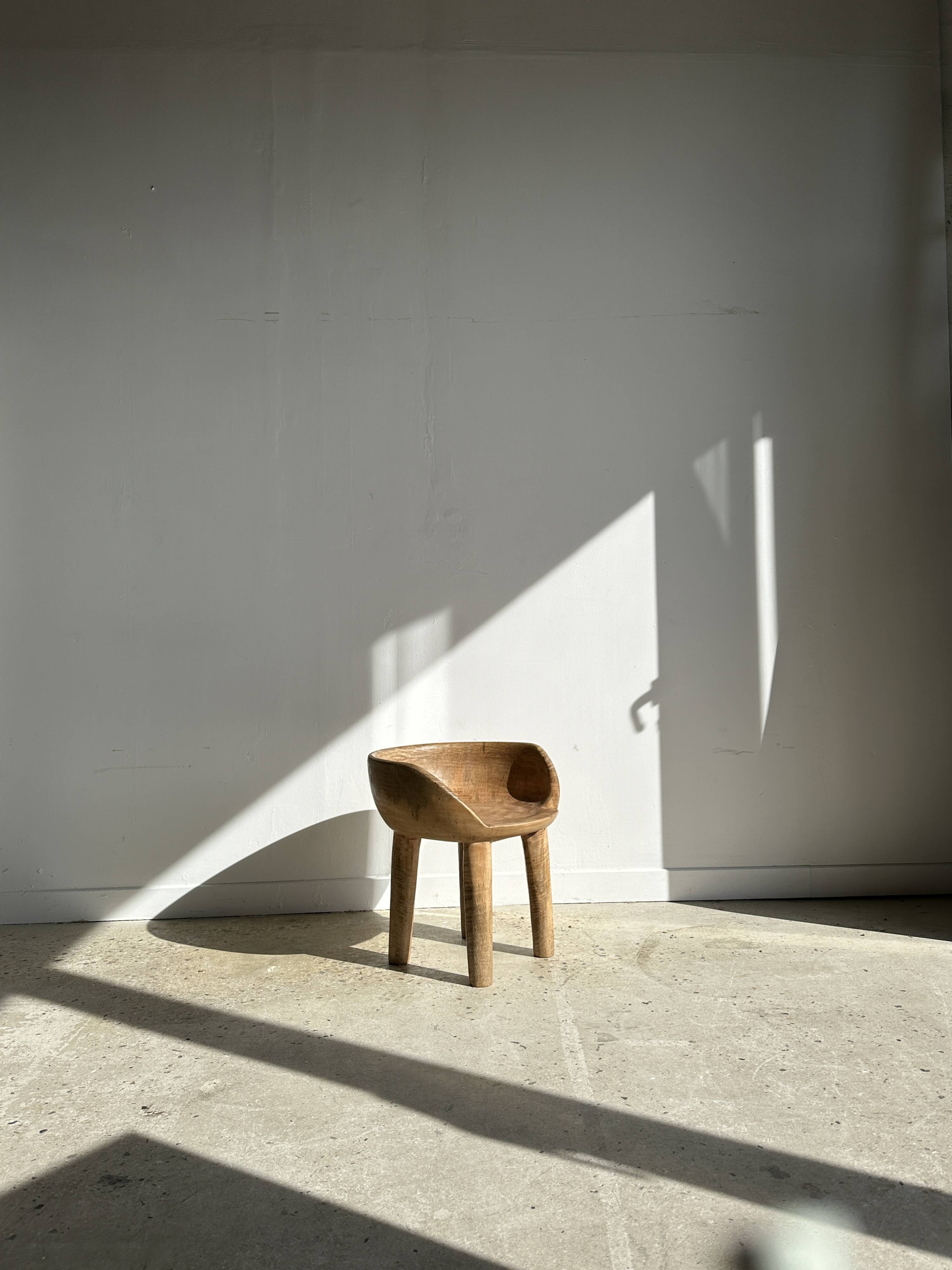Quadripod chair with round seat and small back in natural monoxyl mango wood