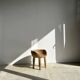 Chaise quadripode assise ronde à petit dossier en manguier naturel monoxyle