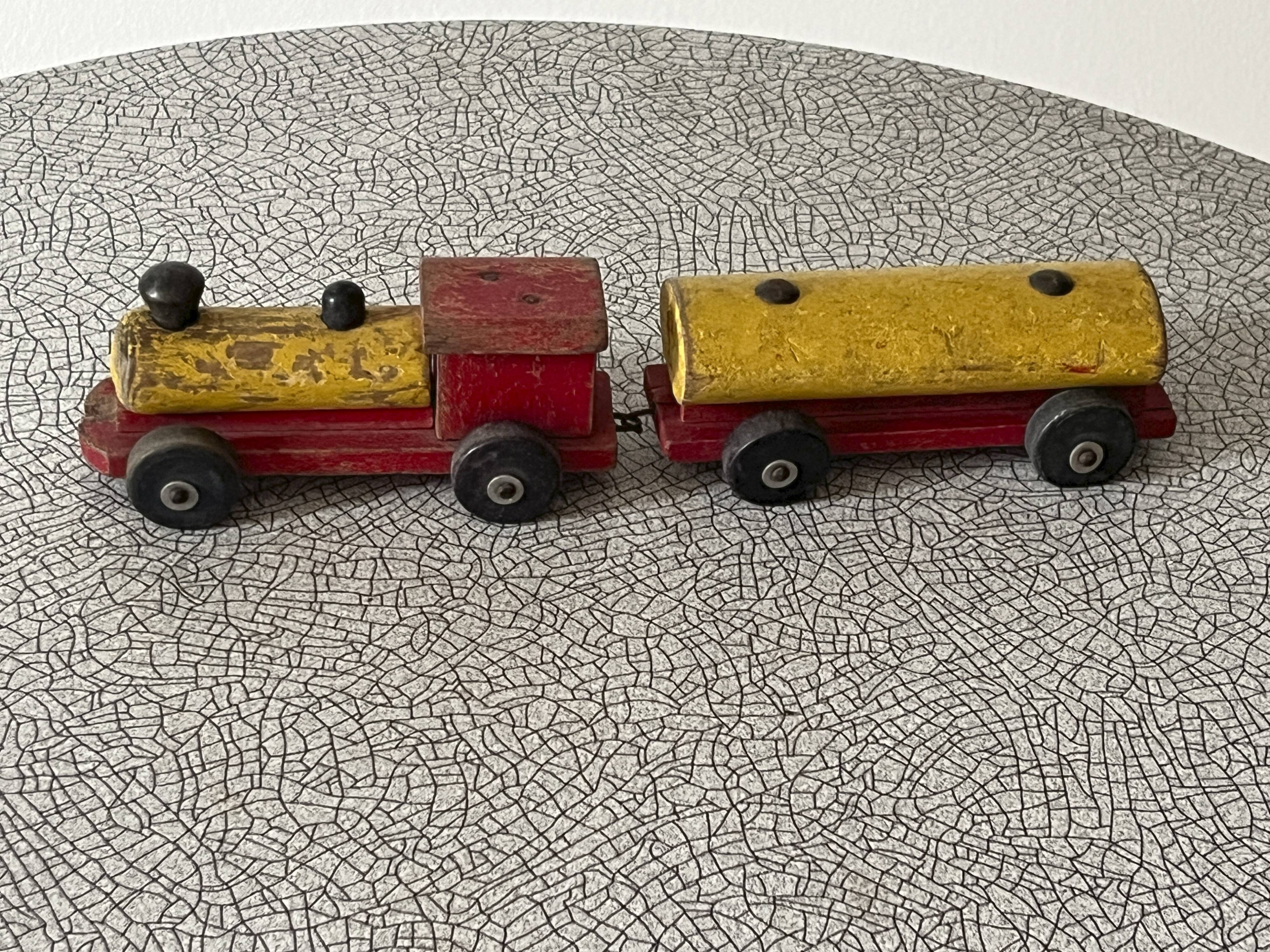 Petite locomotive et son wagon en bois de la marque Clairbois