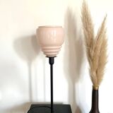 Lampe à poser réalisée avec un globe en verre rose poudré vintage