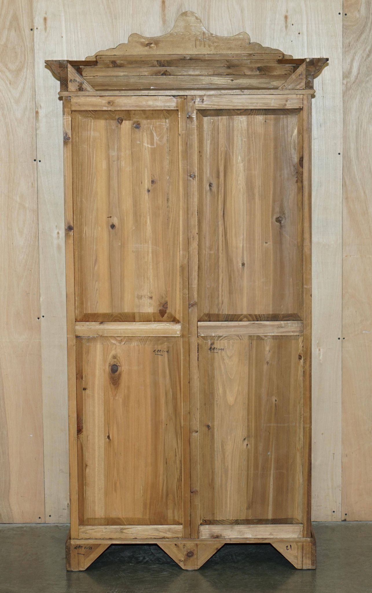 Armoire vintage sculptée main style Art Nouveau