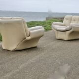 Paire de fauteuils "space age" en cuir. Couleur "crème". Circa 1970.