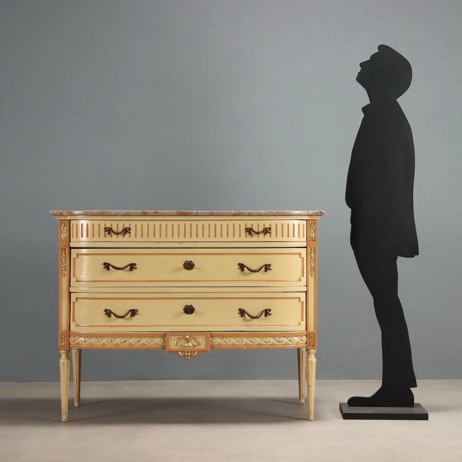 Antique neoclassical commode in lacquered wood from the 1900s.