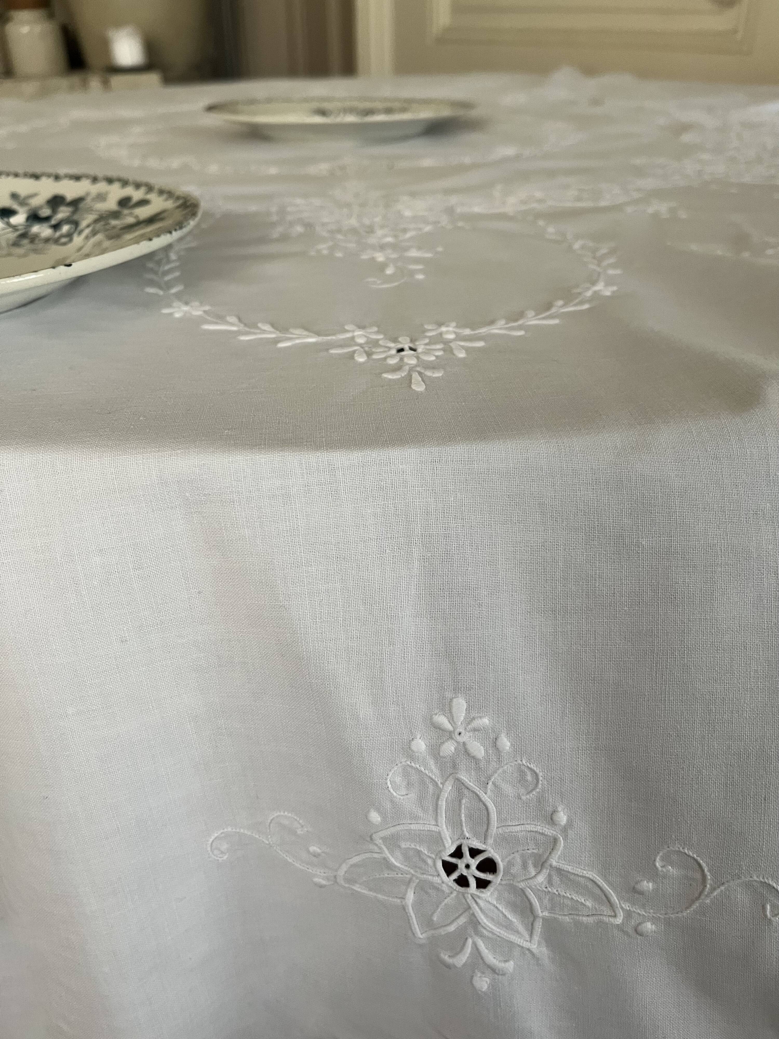 Round embroidered tablecloth with 6 napkins.