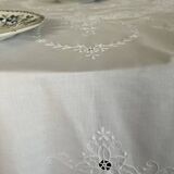 Round embroidered tablecloth with 6 napkins.