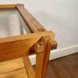 Table d’appoint brutaliste en pin des années 1970-80, travail d’assemblage remarquable