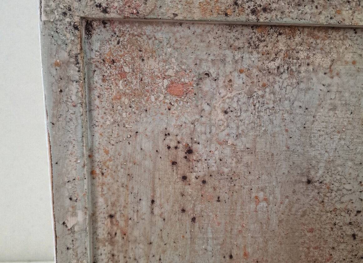 Small chest of drawers with pigments