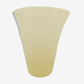 Vase jaune en verre soufflé bullé de Biot