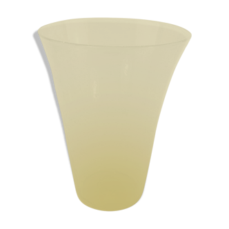 Vase jaune en verre soufflé bullé de Biot