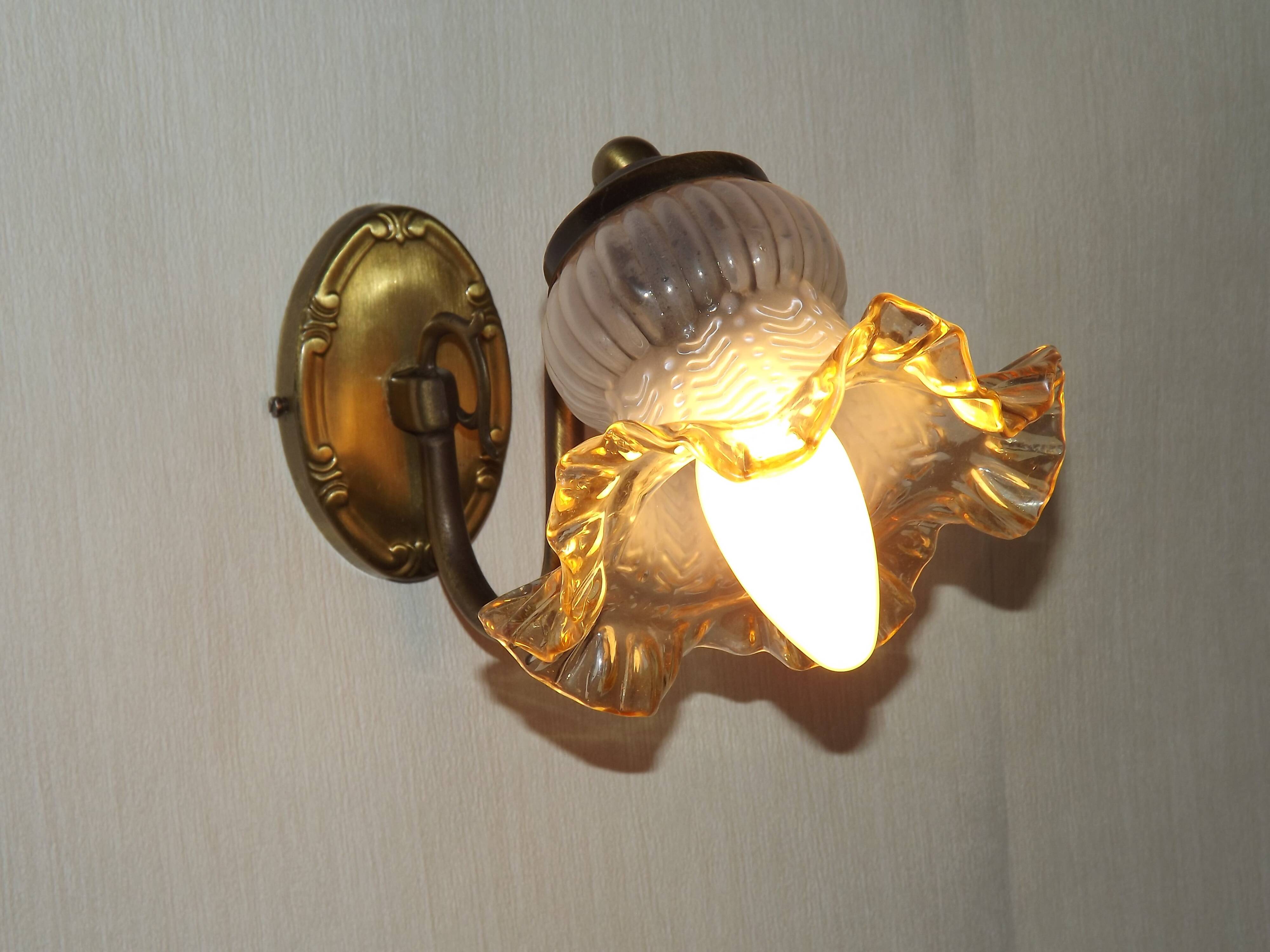 French vintage wall lamp in brass with a glass shade featuring frills and patterns 5524.