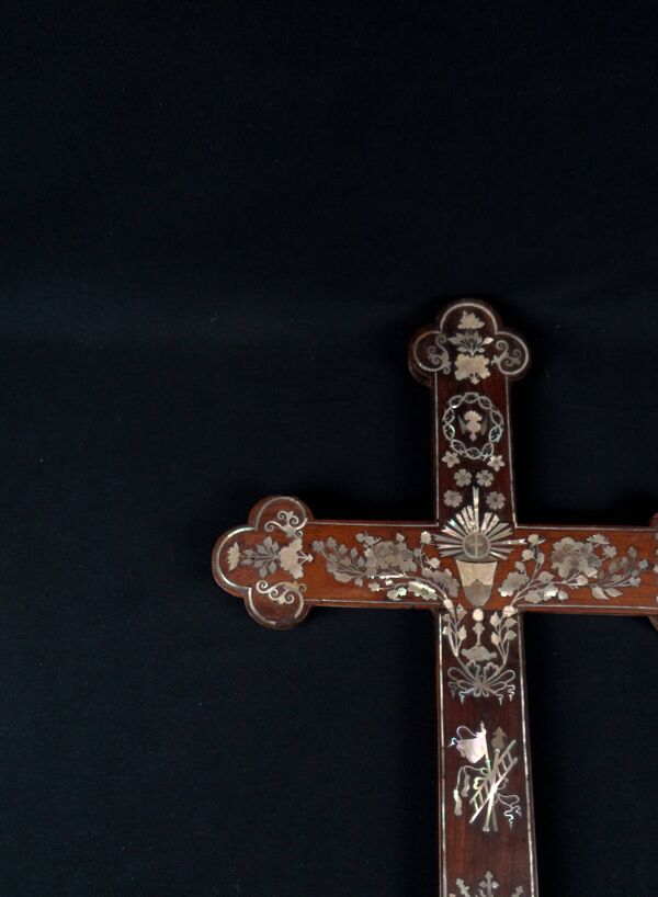 Croix Apostolique en bois d'acajou et incrustation de nacre, Tonkin XIXème