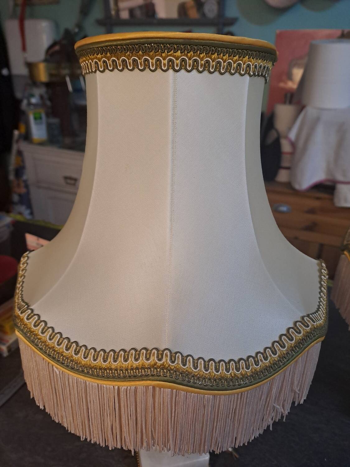 2 bedside lamps in white alabaster with lampshades.