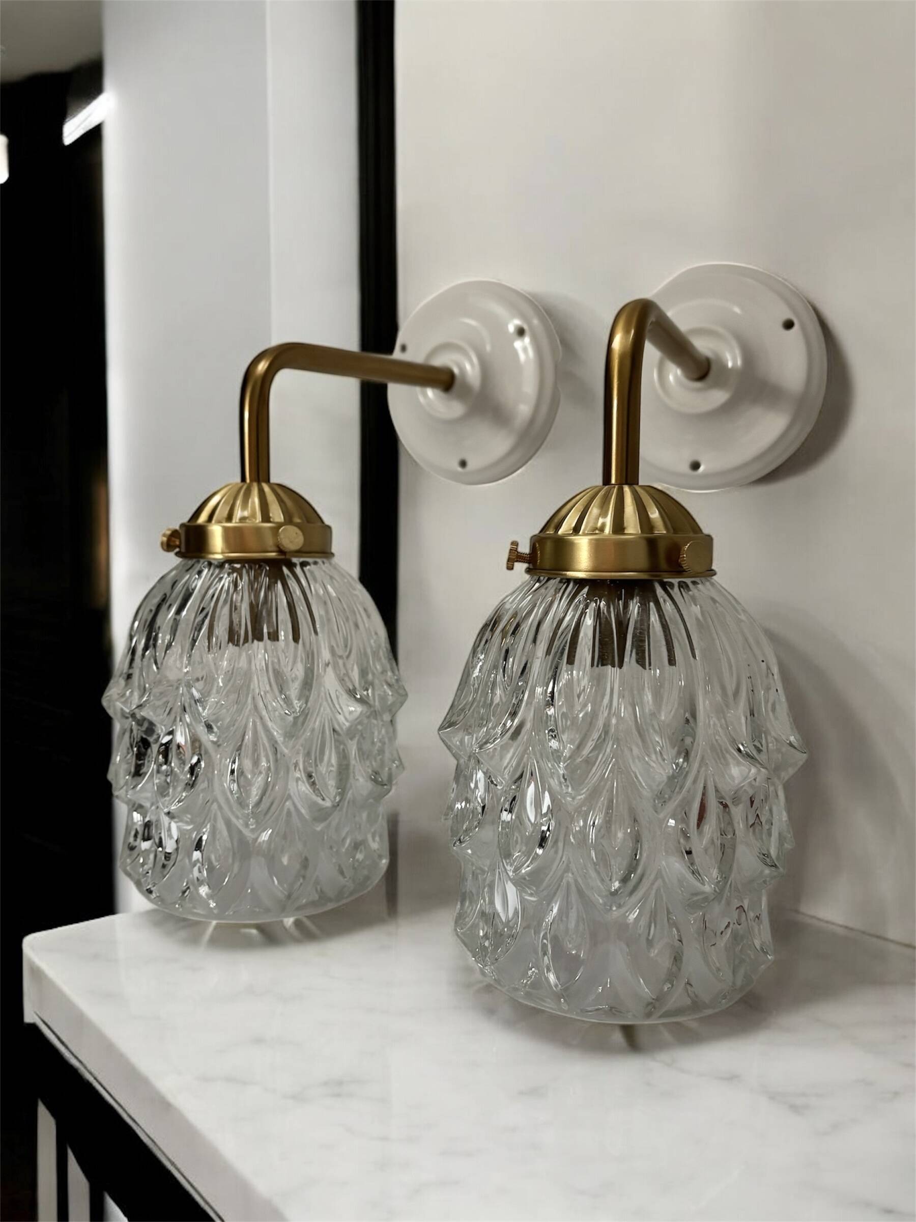 Paire d’appliques murales en verre ciselé