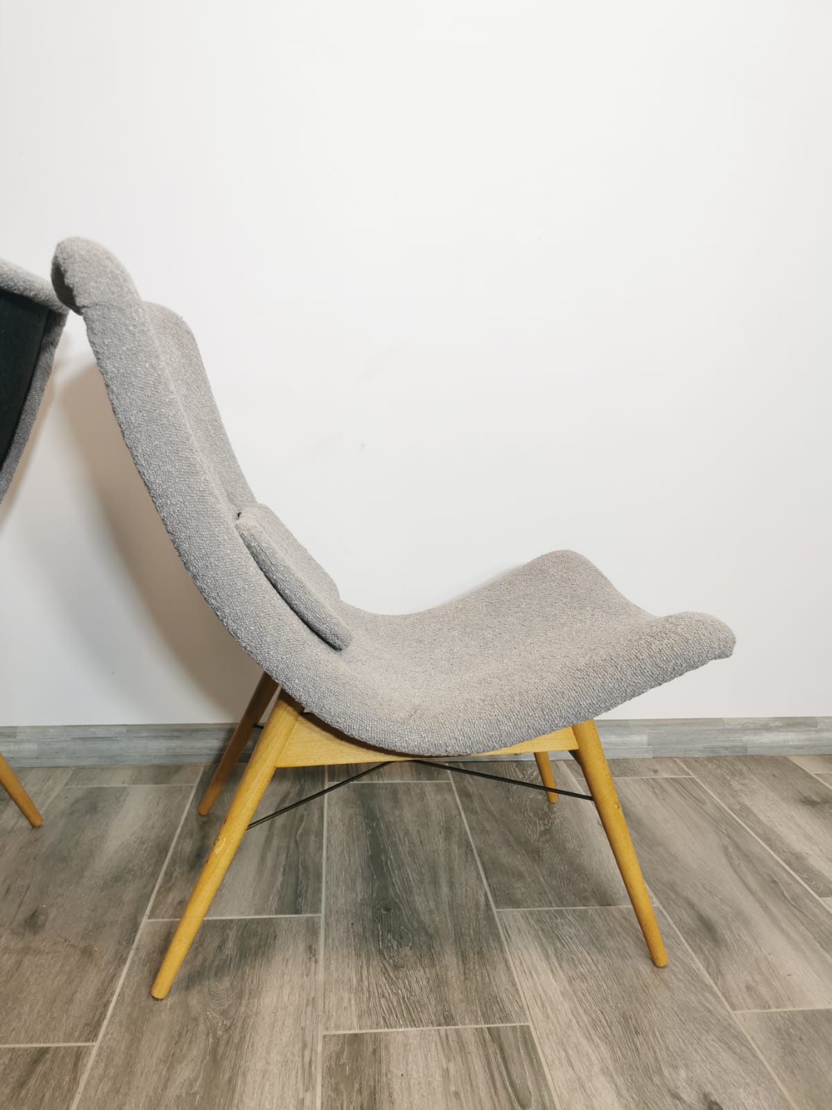 Paire de fauteuils restaurée par Miroslav Navratil