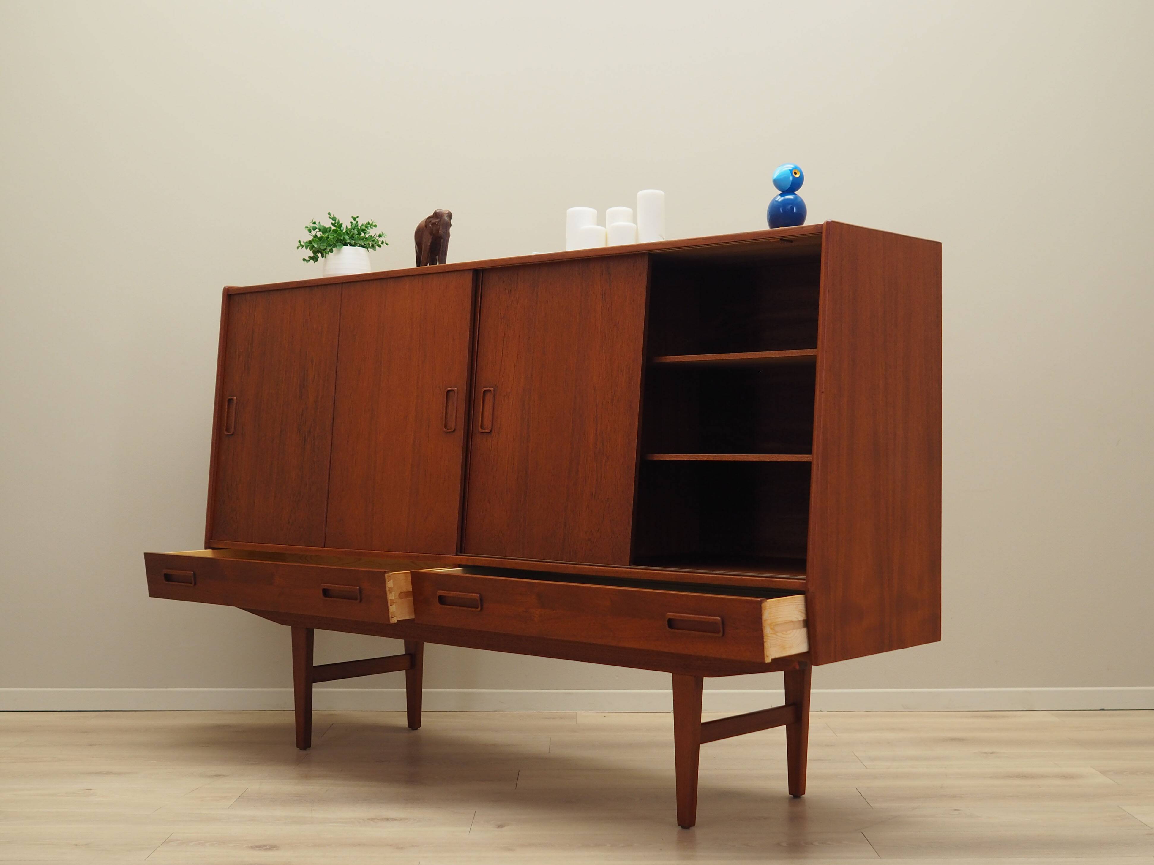 Buffet haut en teck, design danois, années 1960, fabrication : Westergaards Møbelfabrik