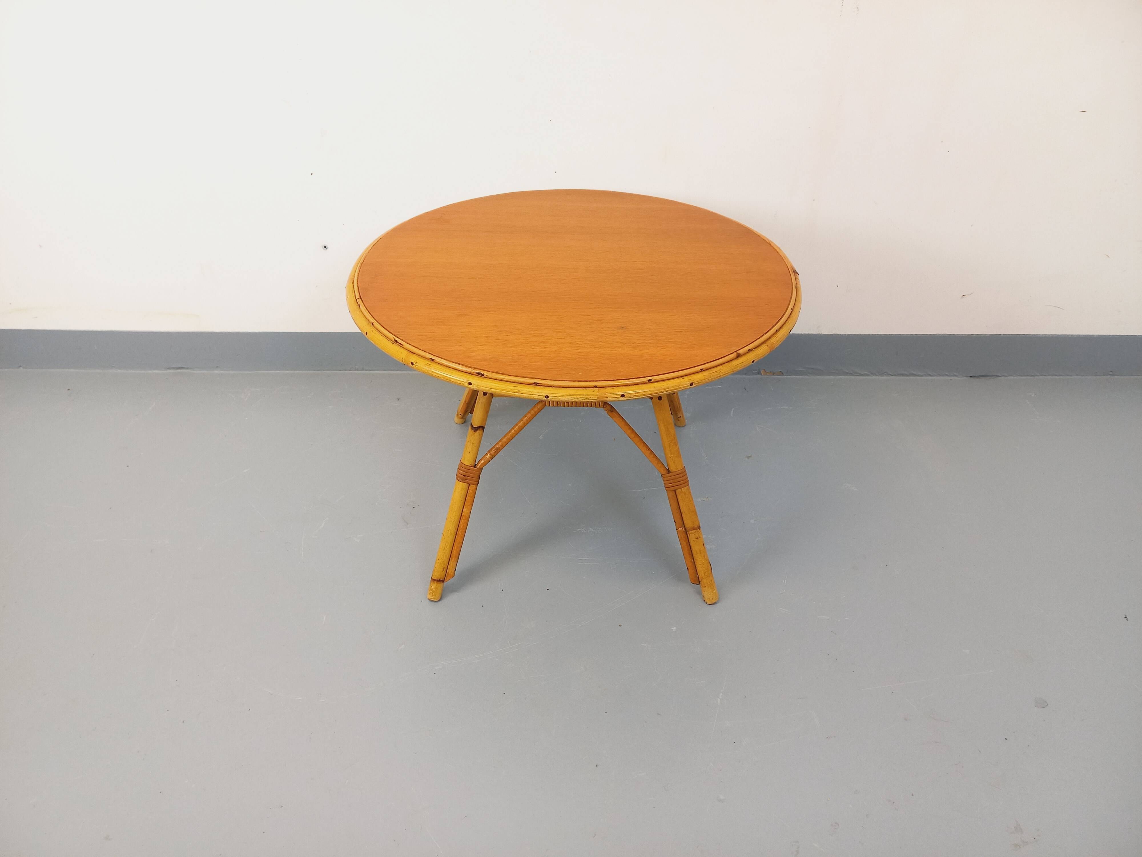 Round coffee table in vintage rattan and wood from the 1960s.