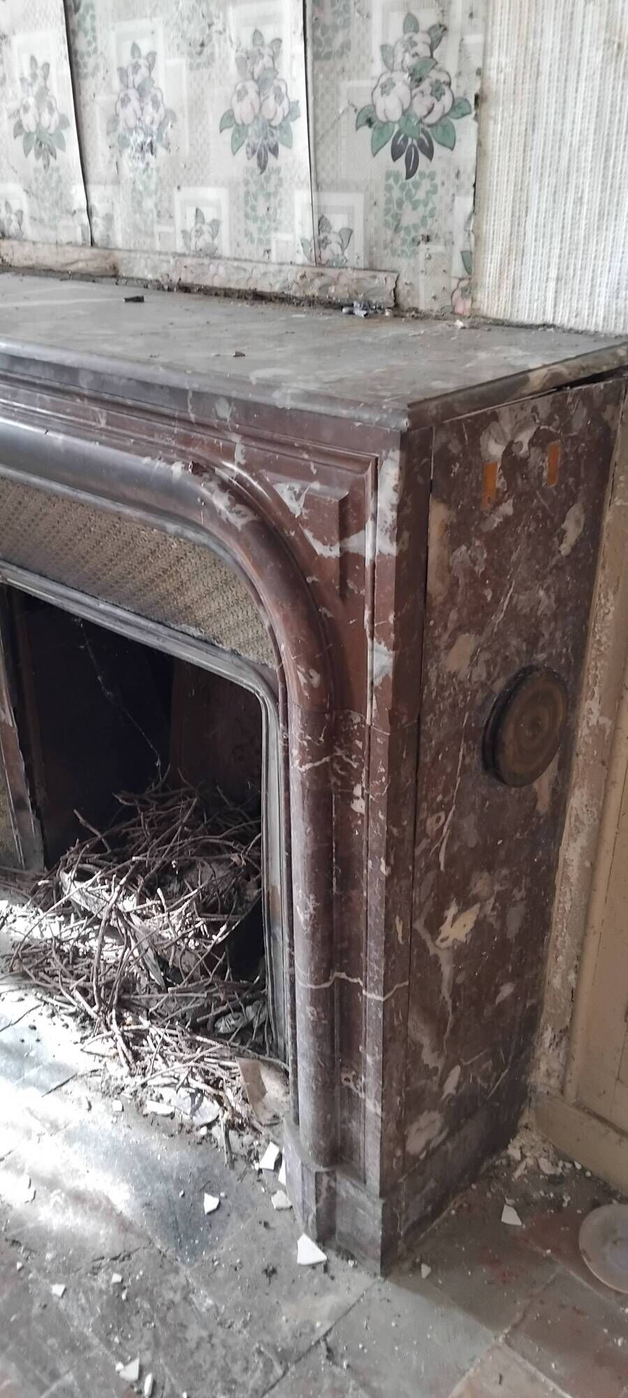 Louis XIV style fireplace in veined Carrara marble and 19th-century ceramics.