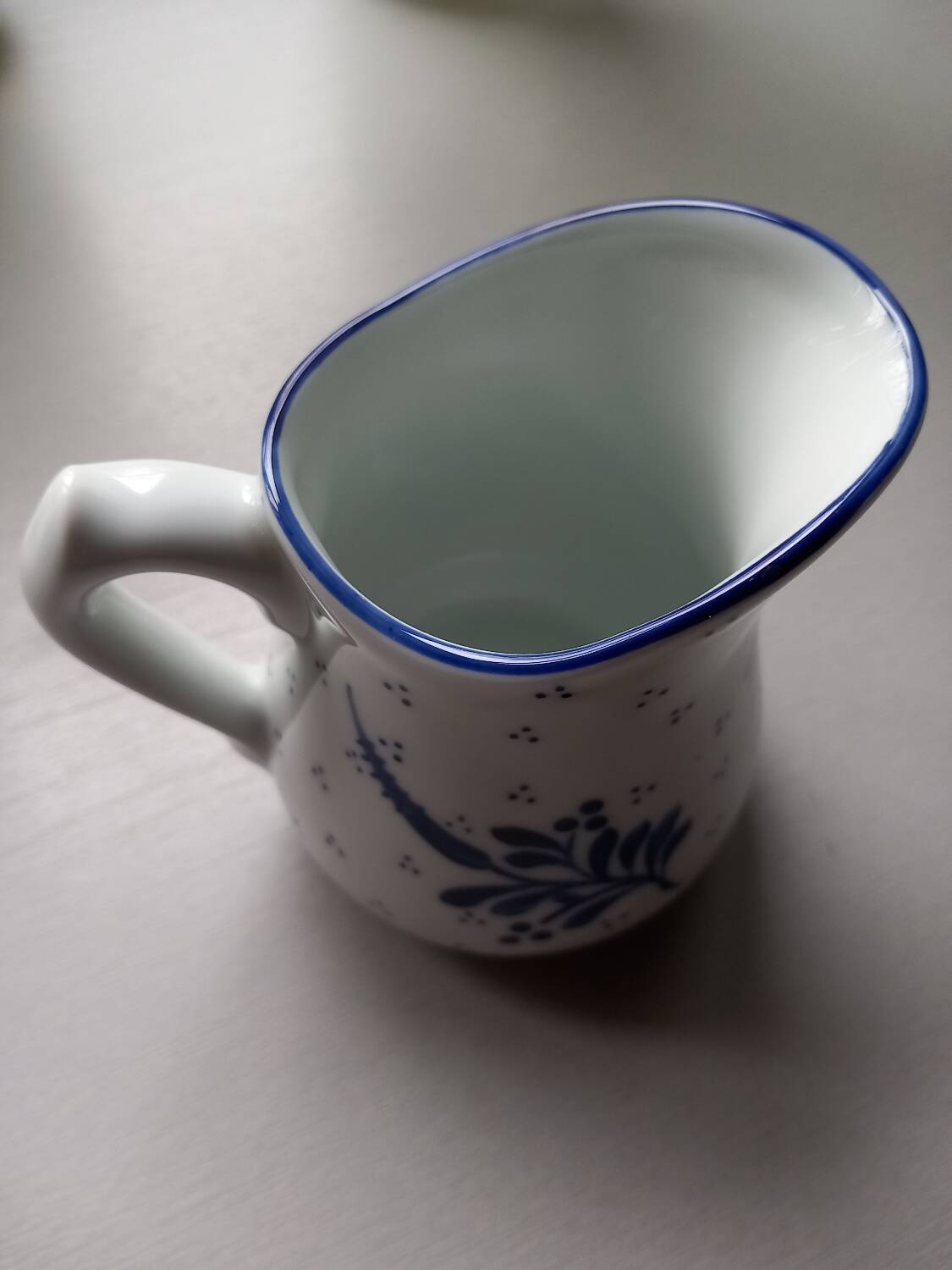 Petit pot à lait en porcelaine de Limoges