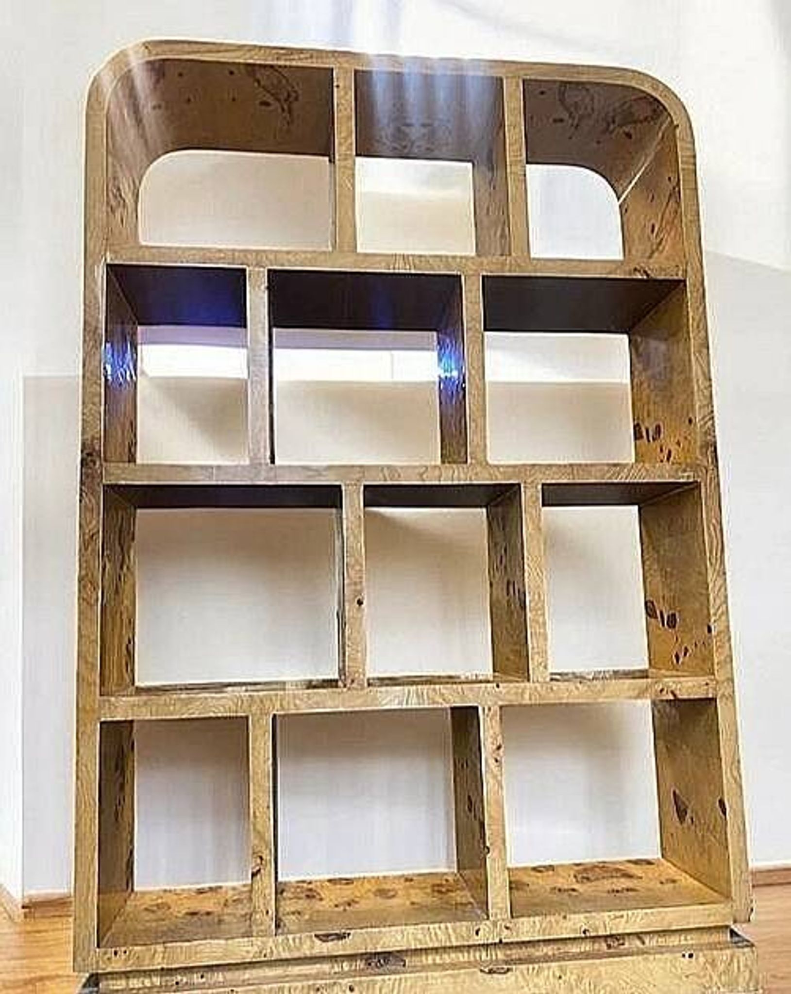 Bibliothèque Art déco en loupe d’orme et bois de hêtre