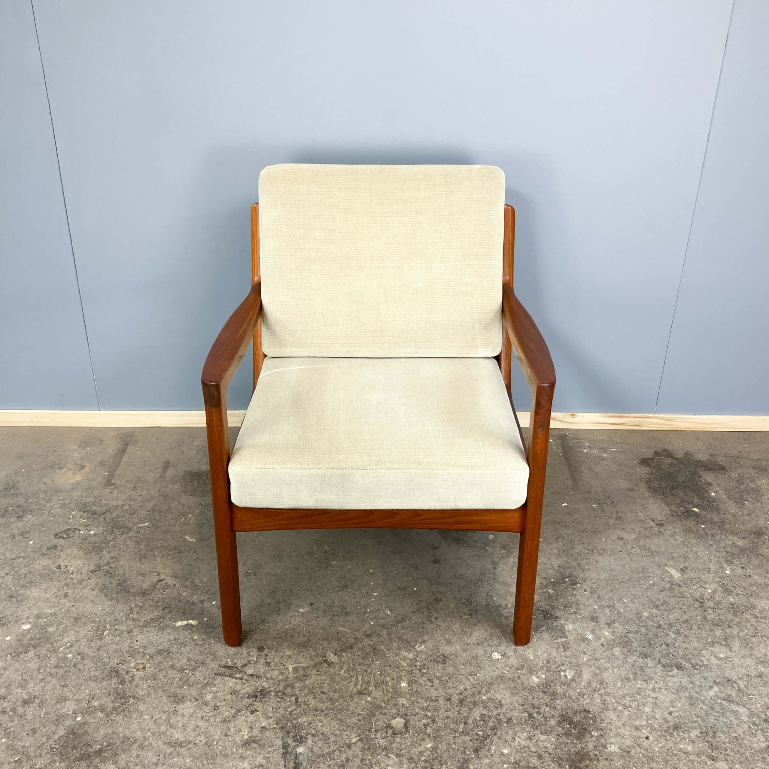 Fauteuil sénateur par Ole Wanscher pour France et Søn, teck et velours, années 1960.