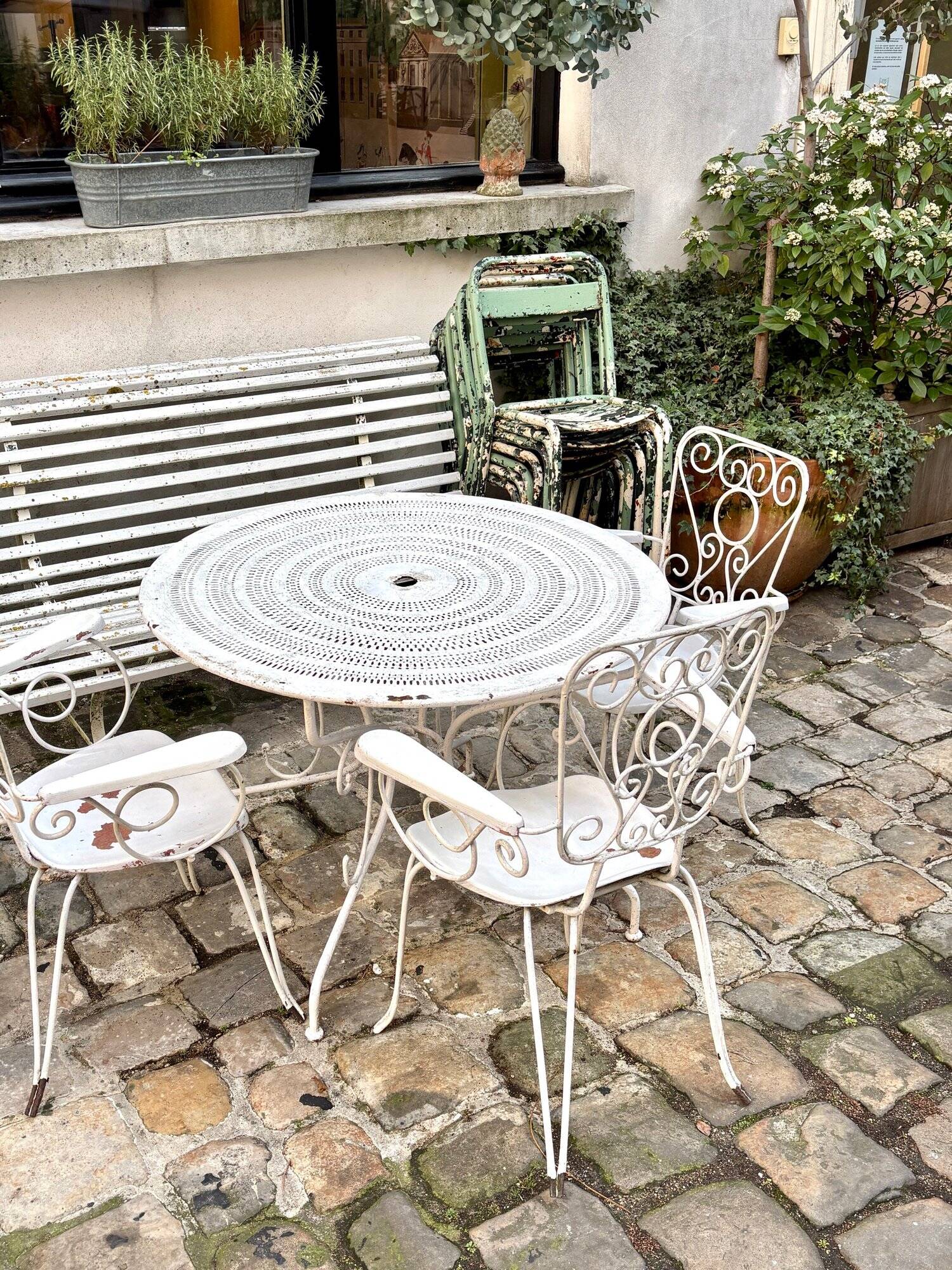 White cast iron garden chair no. 1